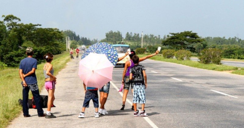 cubanos haciendo autostop