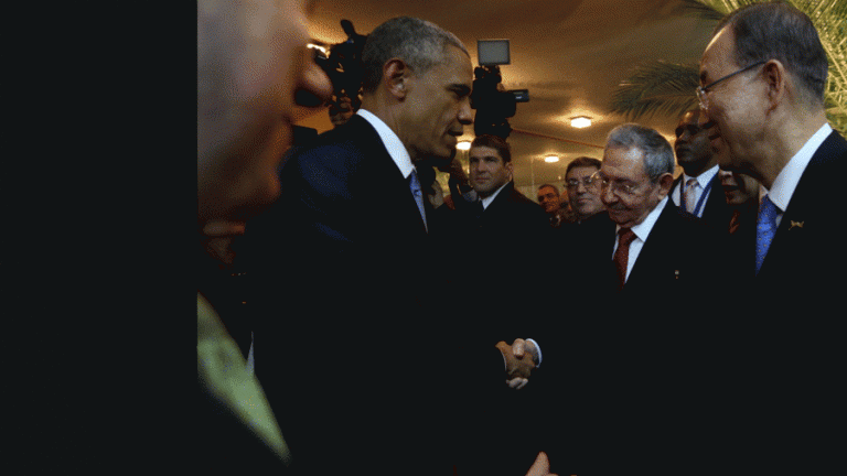 Histórico apretón de manos entre Obama y Castro