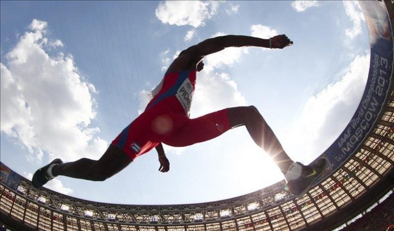 Deporte cubano/ Pablo vuela los 18 metros en triple salto