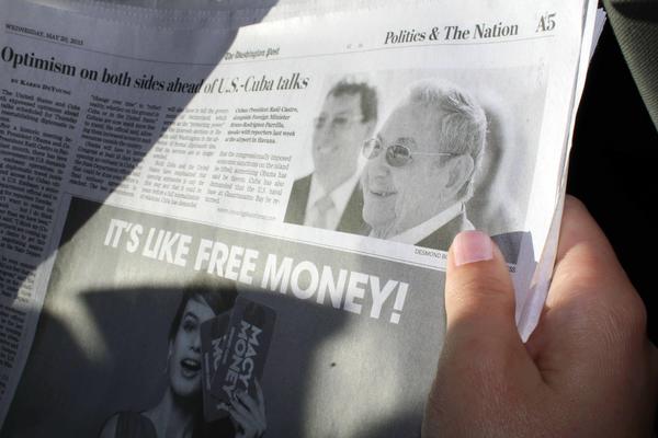 Con una imagen del General de Ejército Raúl Castro, Presidente de los Consejos de Estado y de Ministros de Cuba, junto al canciller cubano Bruno Rodríguez, el periódico The Washington Post titulaba Optimismo en ambas partes de cara a las conversaciones entre Cuba y Estados Unidos, en su edición de hoy 20 de mayo de 2015. AIN FOTO/Jorge LEGAÑOA ALONSO/sdl