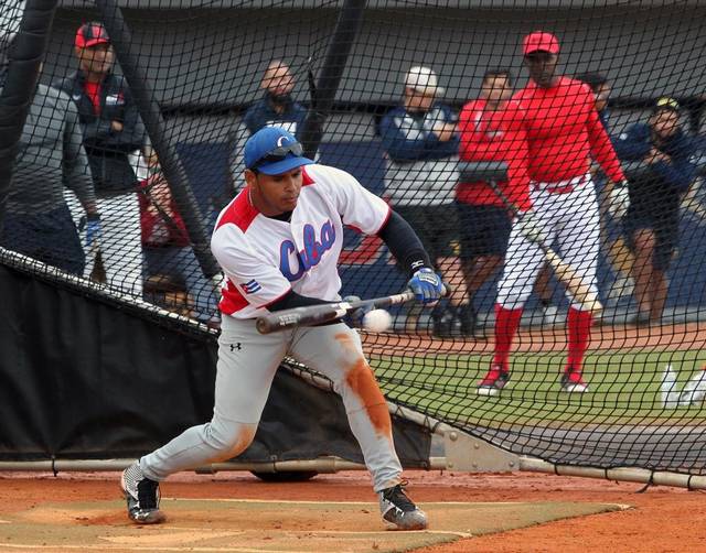 Peloteros cubanos muestran su talento en Miami