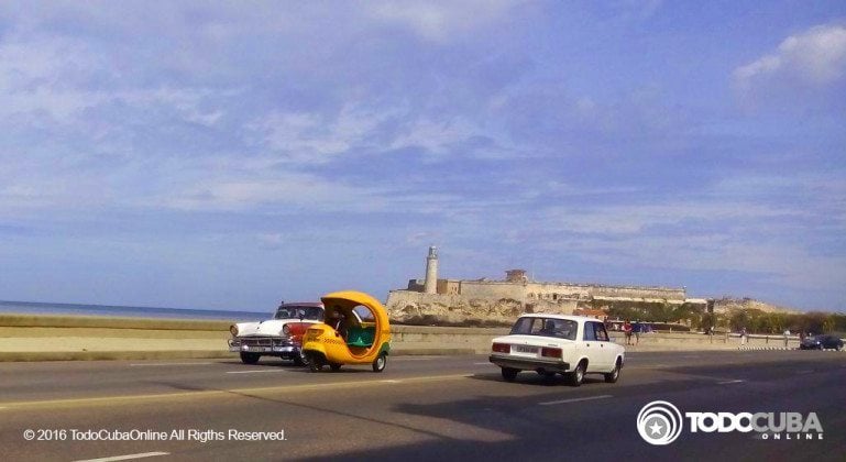 De Cocotaxis, bicitaxis, coches tirados por caballos y otros transportes en Cuba.