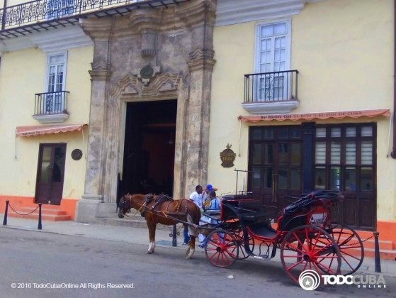 De Cocotaxis, bicitaxis, coches tirados por caballos y otros transportes en Cuba.