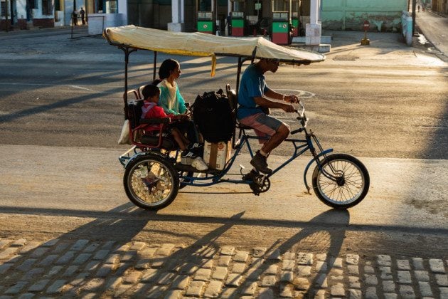 De Cocotaxis, bicitaxis, coches tirados por caballos y otros transportes en Cuba.