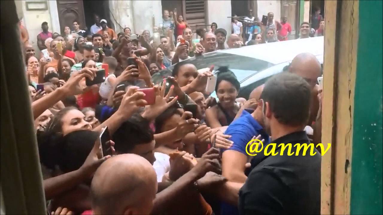 La gente loca por ver y saludar a William Levy