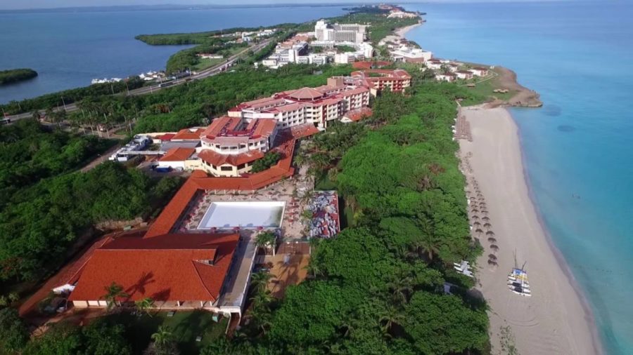 DJI Phantom 3 volando sobre las playas de Varadero , Cuba