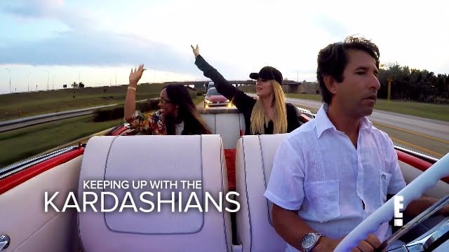 Khloe y Malika en un Chevy convertible 1957 explorando Cuba
