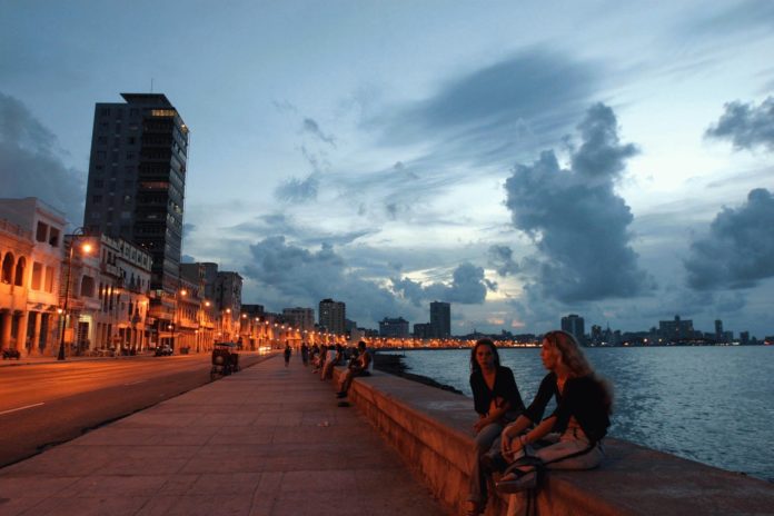 atardecer_sobre_el_malecon_en_la_habana_cuba Cuba