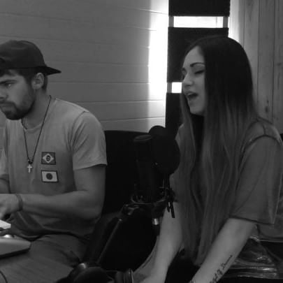 Disfruta este cover romántico de Súbeme la radio
