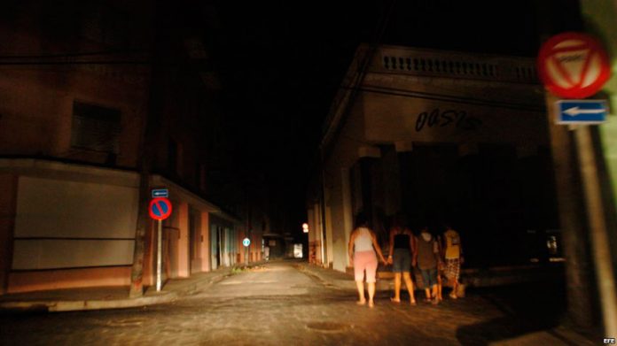 calle-oscura-en-Camaguey-por-apagones Cuba