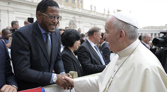Papa-Francisco saluda al cubano Javier-Sotomayor cubanos