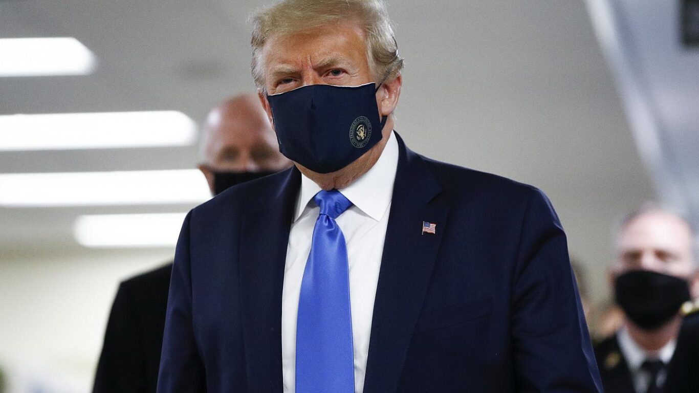 SORPRENDENTE, DONALD TRUMP CON MASCARILLA FACIAL