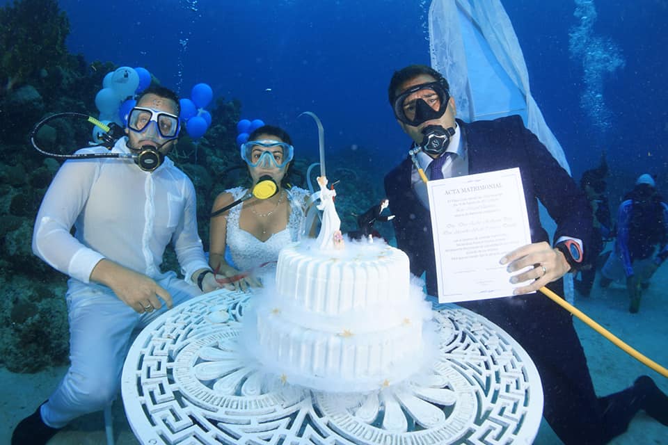 BODA SUBMARINA: ASI CELEBRAN UNOS NOVIOS CUBANOS EN PLAYA CORAL, COSTA NORTE DE CUBA