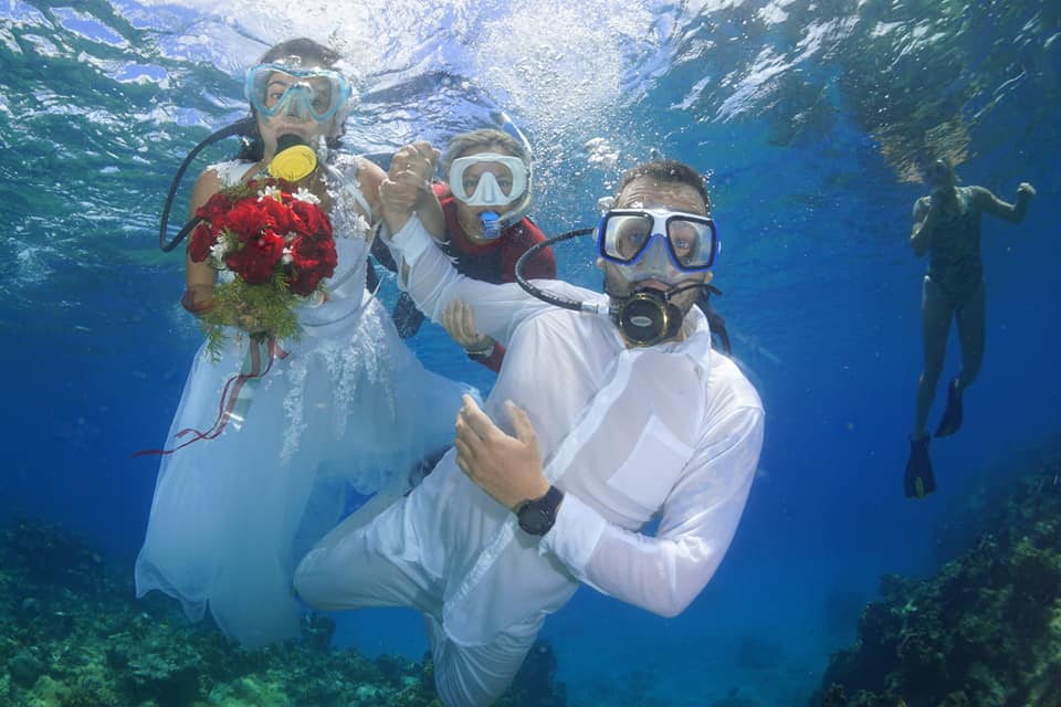 BODA SUBMARINA: ASI CELEBRAN UNOS NOVIOS CUBANOS EN PLAYA CORAL, COSTA NORTE DE CUBA