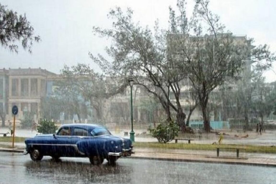 ADVIERTEN EN CUBA PROBABILIDADES DE QUE SE FORME UN CICLÓN EN LAS PRÓXIMAS 48 HORAS ADVIERTEN EN CUBA PROBABILIDADES DE QUE SE FORME UN CICLÓN EN LAS PRÓXIMAS 48 HORAS