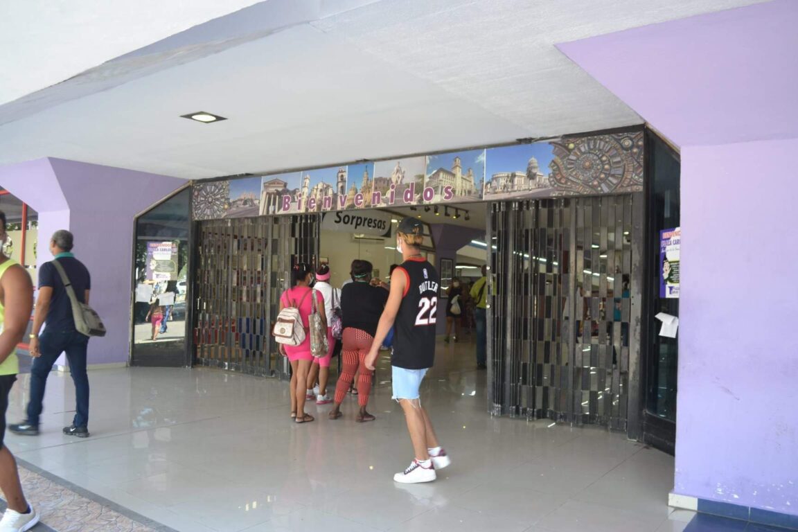“SERVICIOS EN DÓLARES” ASÍ REABRIÓ HOY EN LA HABANA EL MERCADO DE CARLOS III
