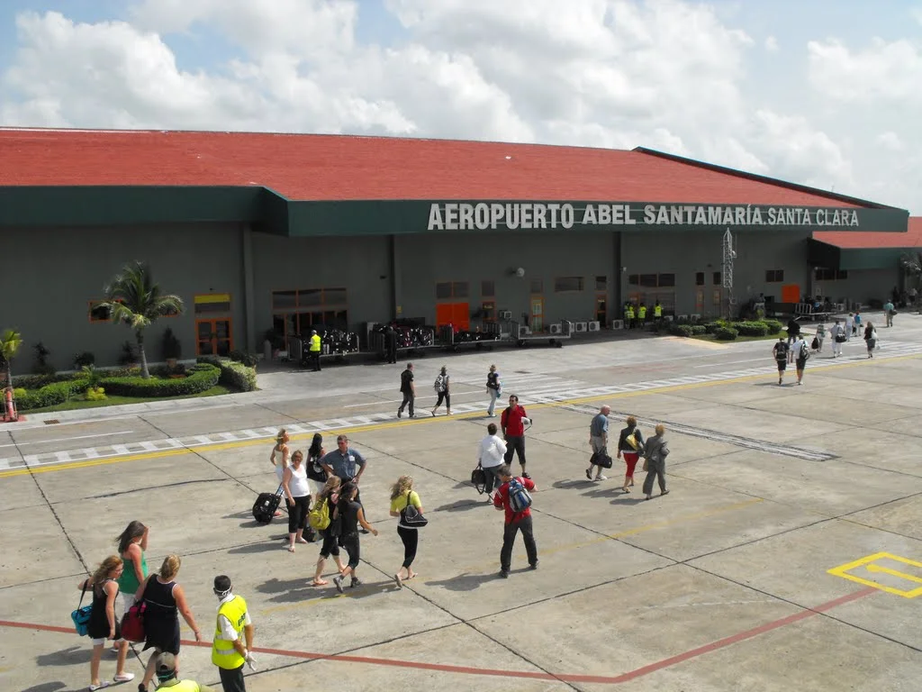 LA AEROLÍNEA MEXICANA AEROBUS MARCÓ EL REINICIO DE LOS VUELOS COMERCIALES POR EL AEROPUERTO DE SANTA CLARA