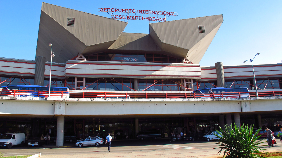 ¡NO ES TAN FÁCIL! COMPRAR DÓLARES AMERICANOS EN LOS AEROPUERTOS ANTES DE SALIR DE CUBA