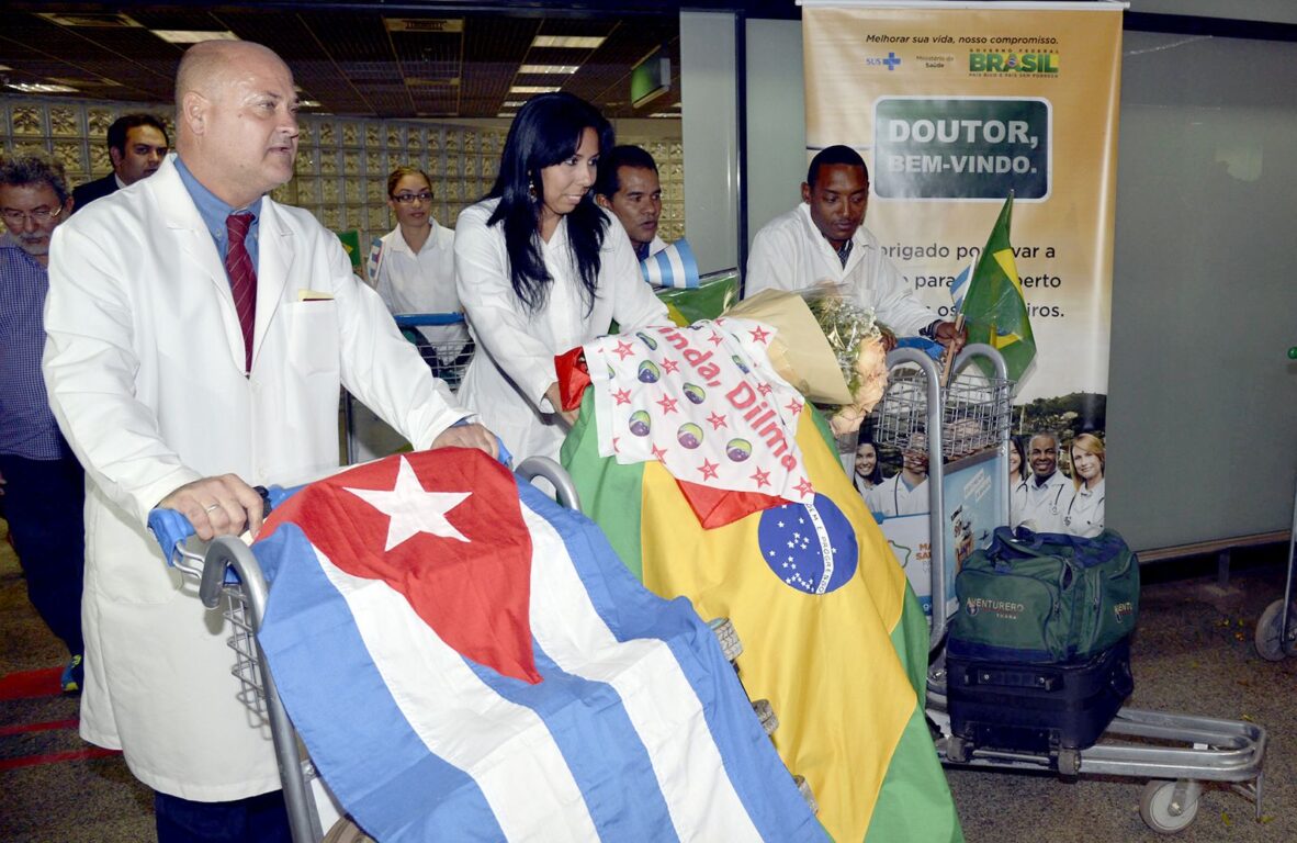 CIENTOS DE MÉDICOS CUBANOS QUE DESERTARON EN BRASIL RECIBEN PERMISO DE TRABAJO CIENTOS DE MÉDICOS CUBANOS QUE DESERTARON EN BRASIL RECIBEN PERMISO DE TRABAJO