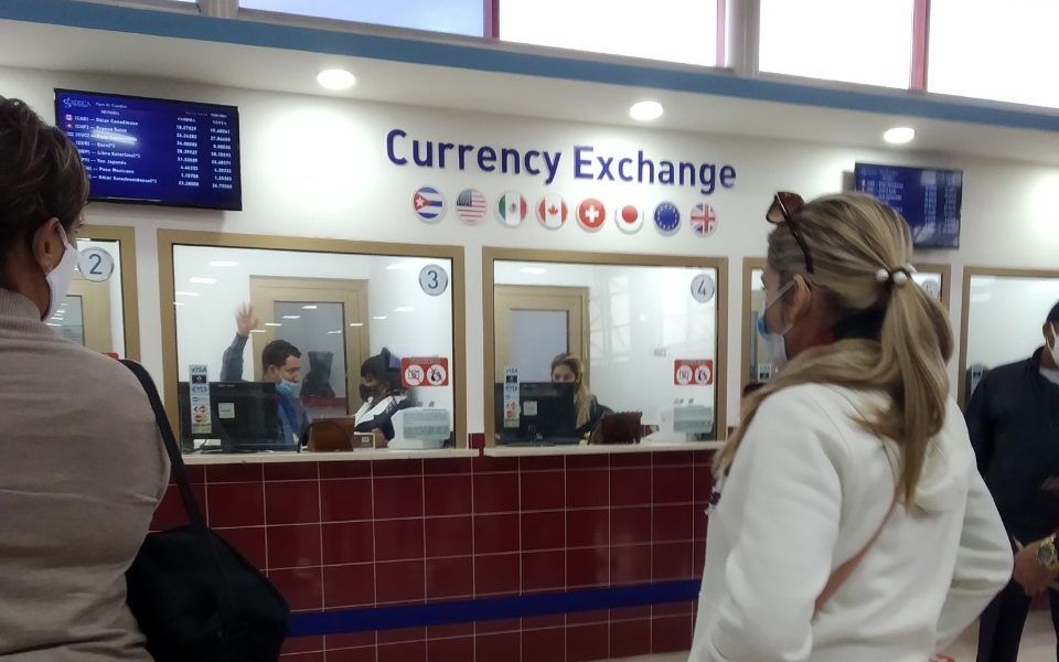 CADECAS en cuba solo venderán dólares a quienes salgan al exterior CADECAS en cuba solo venderán dólares a quienes salgan al exterior