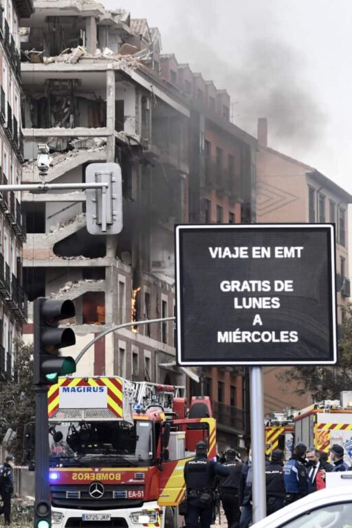 Una potente explosión destruye las cuatro plantas superiores de un edificio del centro de Madrid