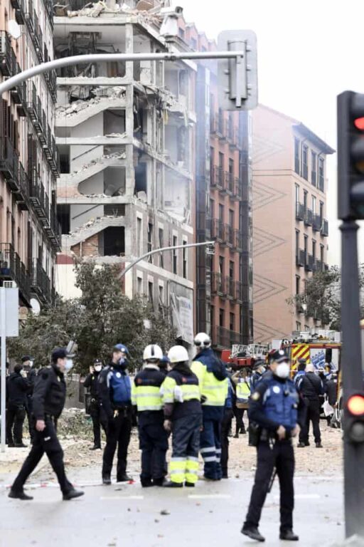 Una potente explosión destruye las cuatro plantas superiores de un edificio del centro de Madrid