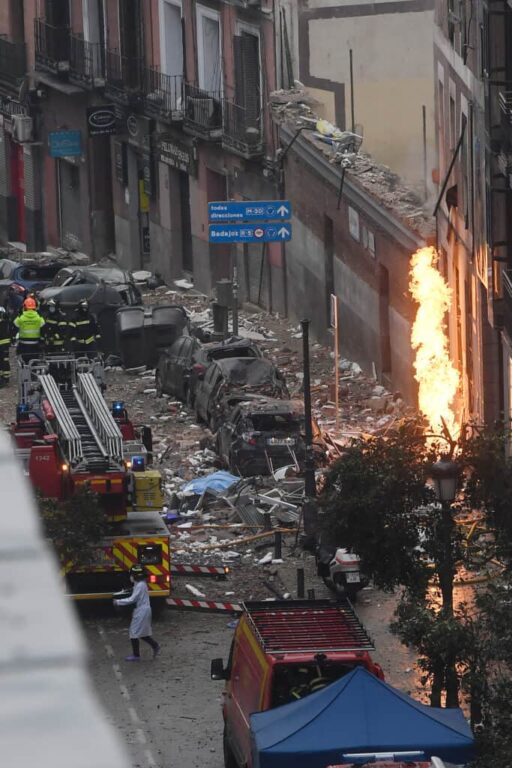 Una potente explosión destruye las cuatro plantas superiores de un edificio del centro de Madrid