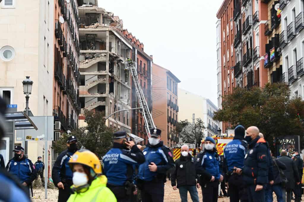 Una potente explosión destruye las cuatro plantas superiores de un edificio del centro de Madrid