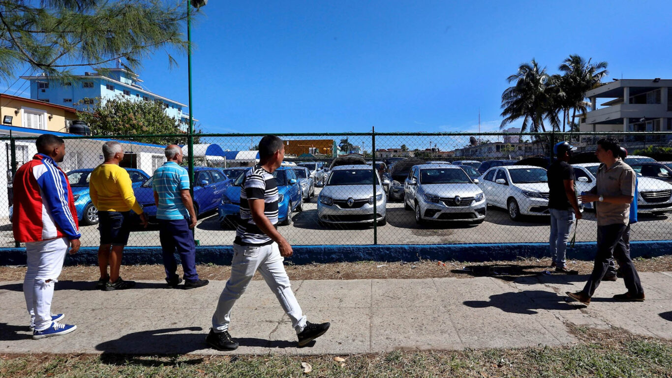 Autorizan a los cubanos a importar autos y piezas desde el extranjero de esta forma