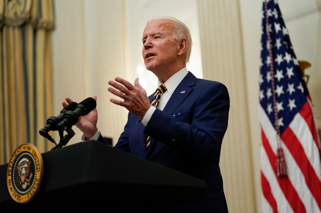 Joe Biden firma órdenes ejecutivas que favorecerán la política migratoria hacia los EE. UU