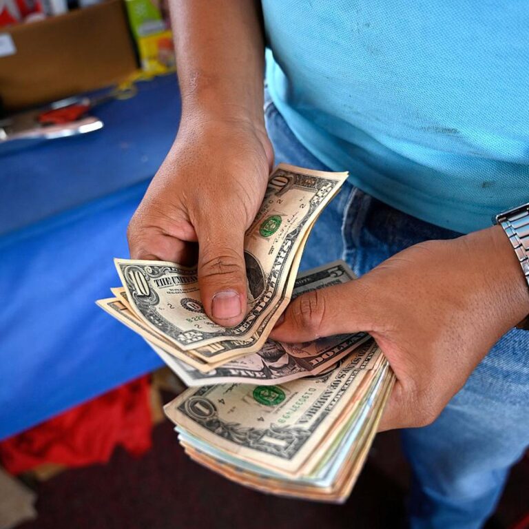 El valor del dólar en Cuba aumenta…48 y 50 pesos cubanos en la calle El valor del dólar en Cuba aumenta…48 y 50 pesos cubanos en la calle