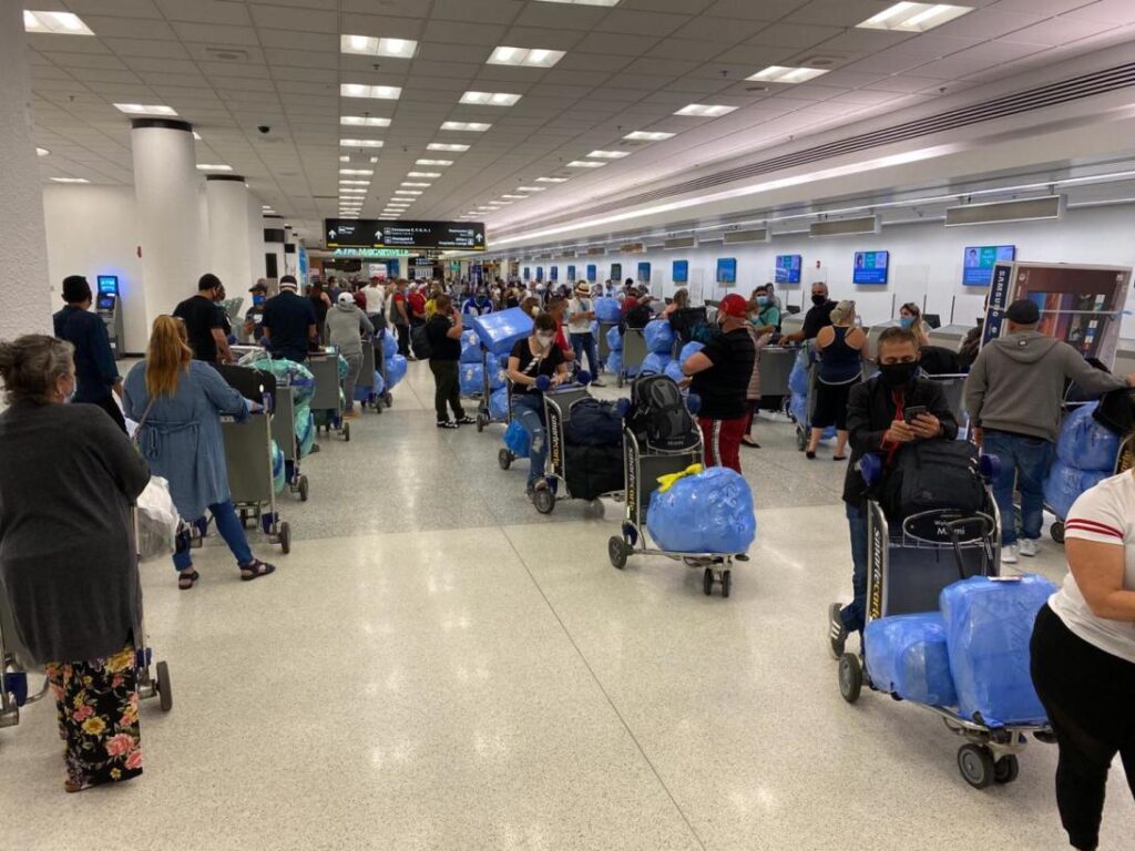 Las “mulas” aprovechan entrada libre de impuestos de medicamentos, aseo y alimentos para traer a Cuba y vender en el mercado negro