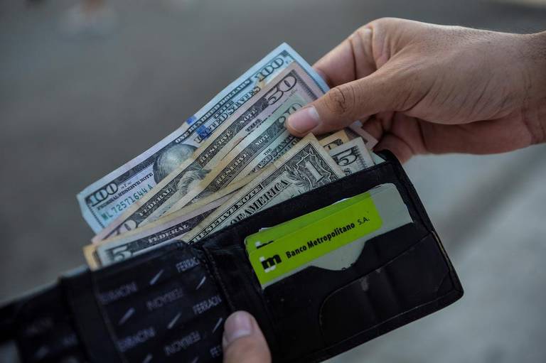 Cuba está dividida en dos bandos los que reciben remesas desde el extranjero y los que viven solo con moneda nacional Cuba está dividida en dos bandos los que reciben remesas desde el extranjero y los que viven solo con moneda nacional