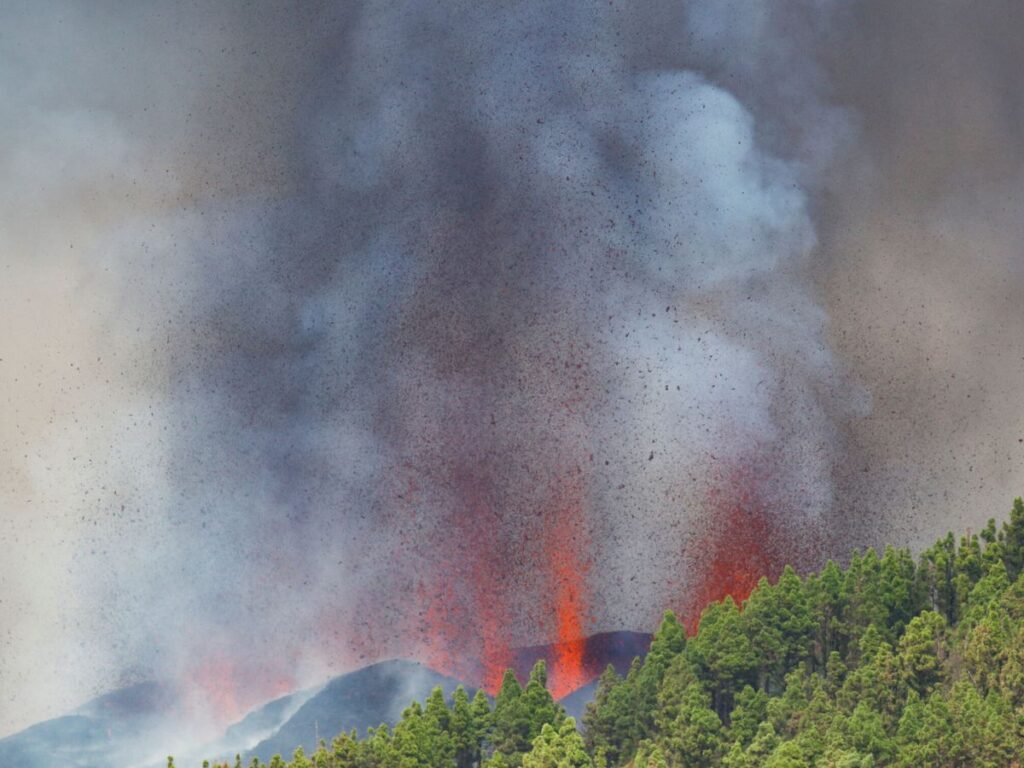 Evacúan las zonas más cercanas al volcán de la isla de La Palma que entró en erupción