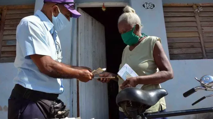 Solo 8 dólares al cambio informal es la “ayuda” extra del Gobierno cubano para que los pensionados puedan asumir el costo de la canasta básica adicional Solo 8 dólares al cambio informal es la “ayuda” extra del Gobierno cubano para que los pensionados puedan asumir el costo de la canasta básica adicional