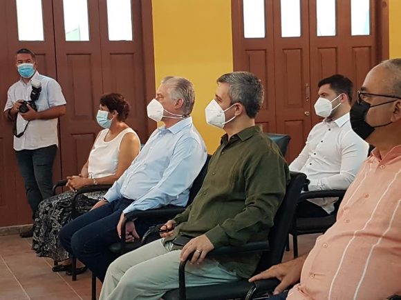 Estudiantes en años terminales regresan a las aulas