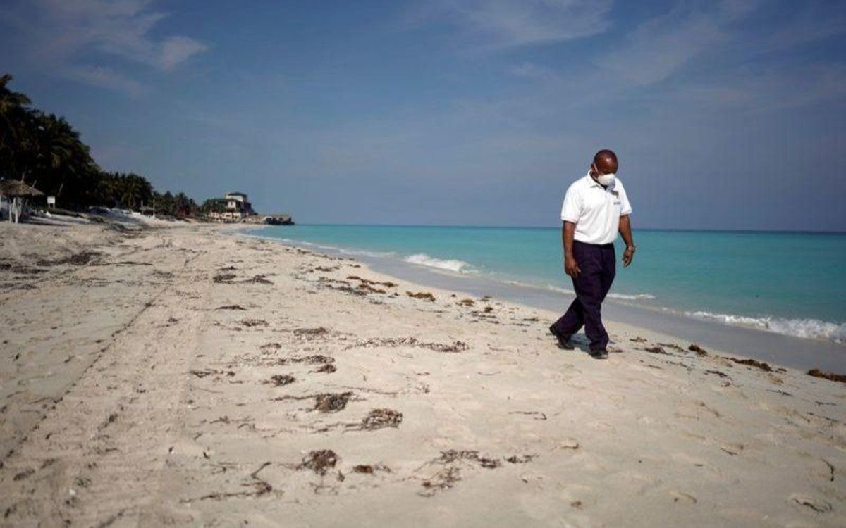 Miles de cubanos visitan las playas de la capital con el anuncio reciente de su apertura