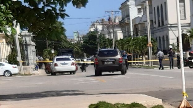 Recluso cubano apuñala a una policía y la toma de rehén en el Vedado