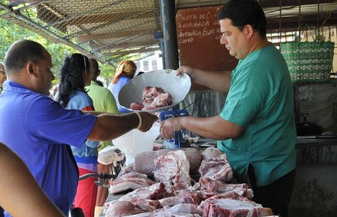 La libra de carne de cerdo podría llegar a costar 300 pesos para diciembre de 2021. Foto: Granma.