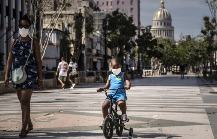 Madre con su niño en Paseo del Prado, en La Habana Vieja. Foto: The San Diego Union-Tribune.