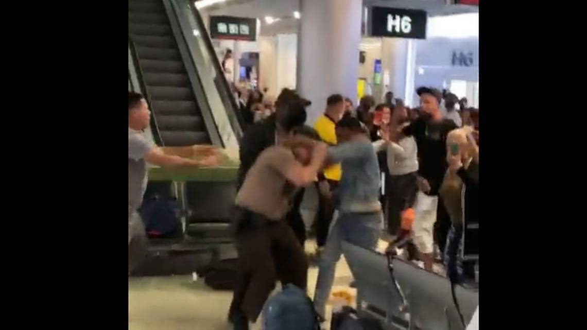 Violenta pelea en Aeropuerto de Miami, dos personas terminaron arrestadas