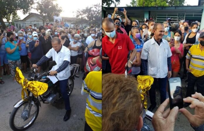 Pobladores en localidad de Sancti Spíritus regalan una moto a un médico. Foto: Facebook - Elsa Ramos.