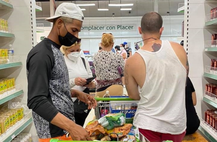 Cerca de 10,000 los firmantes de una petición de cierre de las tiendas MLC en Cuba