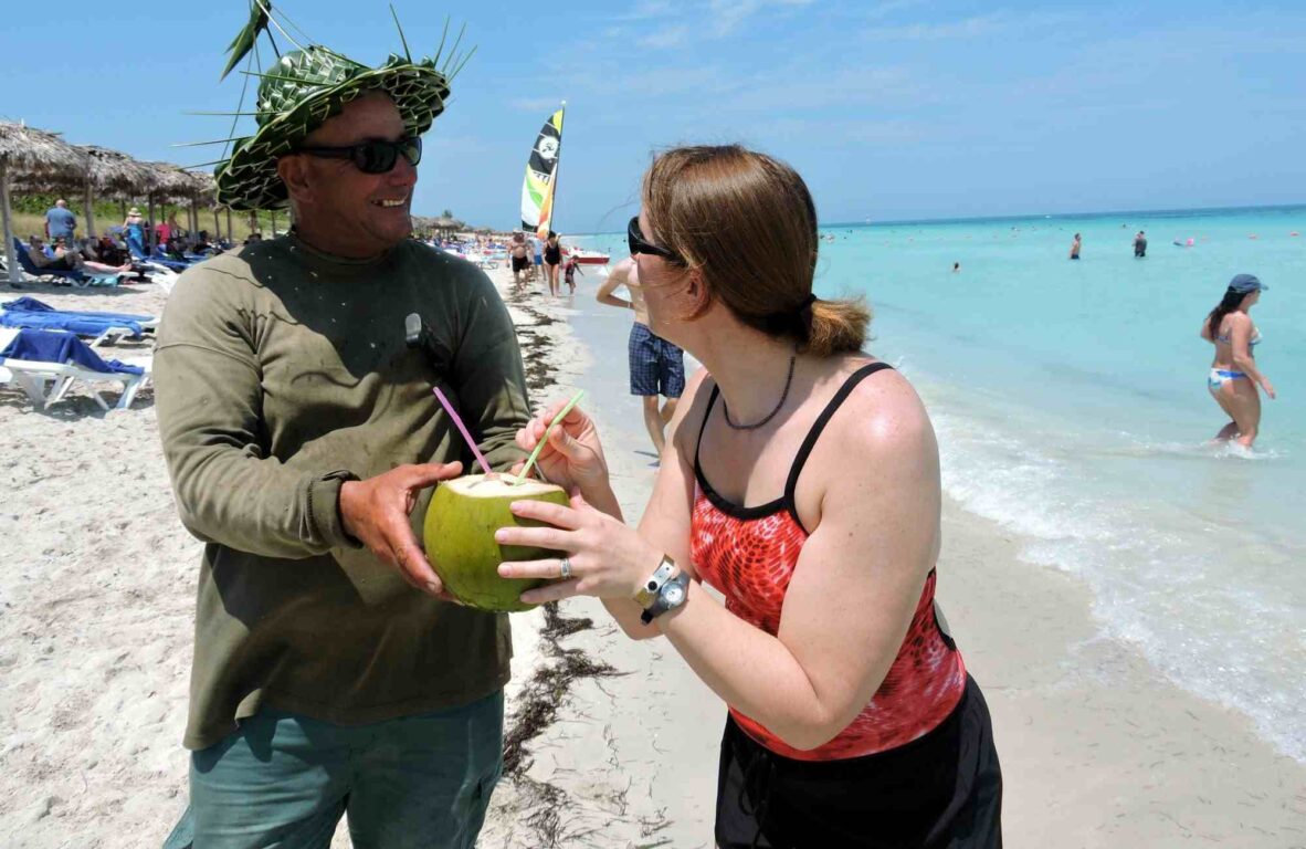 Turismo canadiense es advertido por su Senador de no viajar a Cuba
