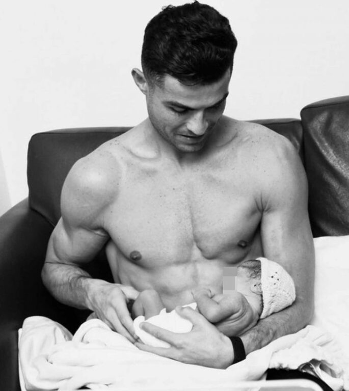 Cristiano Ronaldo muestra a sus seguidores su hermosa niña Cristiano Ronaldo muestra a sus seguidores su hermosa niña