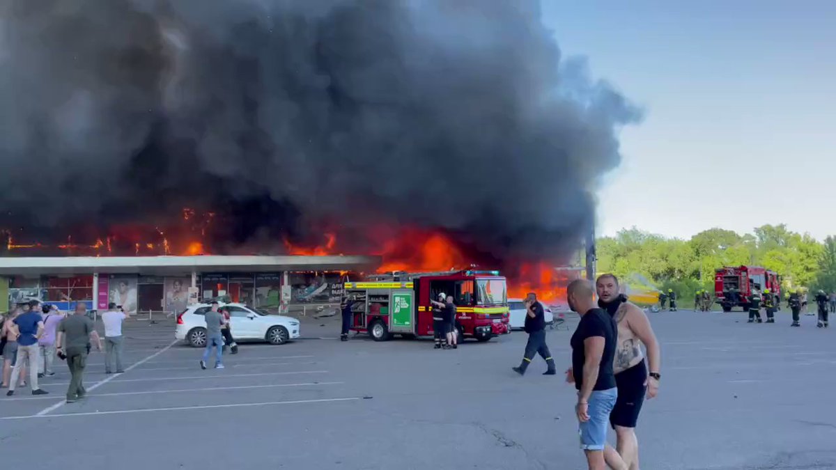 Ucrania denuncia un ataque con misiles rusos a un centro comercial con más de 1.000 personas en el interior