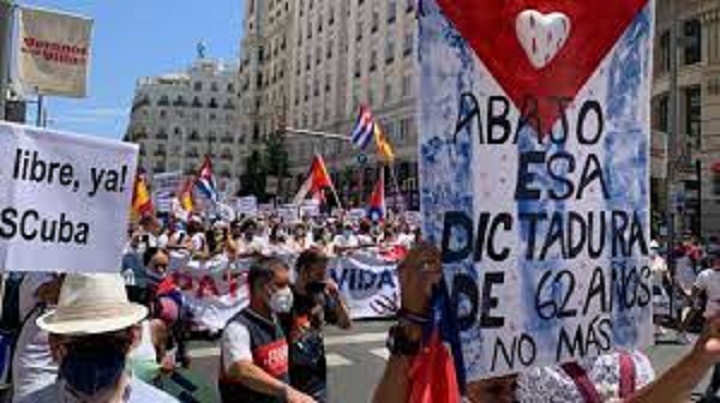 Marcha pacífica en Madrid por el aniversario del 11 J, Yotuel uno de los cubanos que la encabezaron ￼