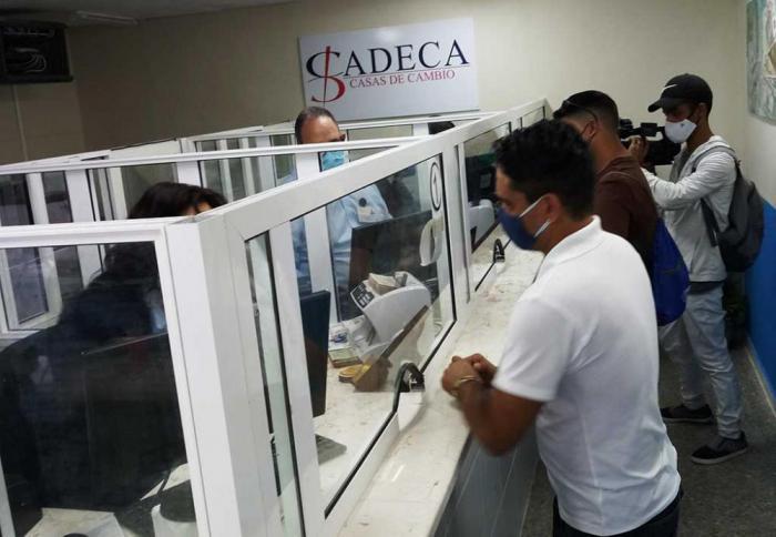 <strong>¿Quién da más? Casas de Cambio de divisas vs. mercado negro en Cuba</strong> <strong>¿Quién da más? Casas de Cambio de divisas vs. mercado negro en Cuba</strong>
