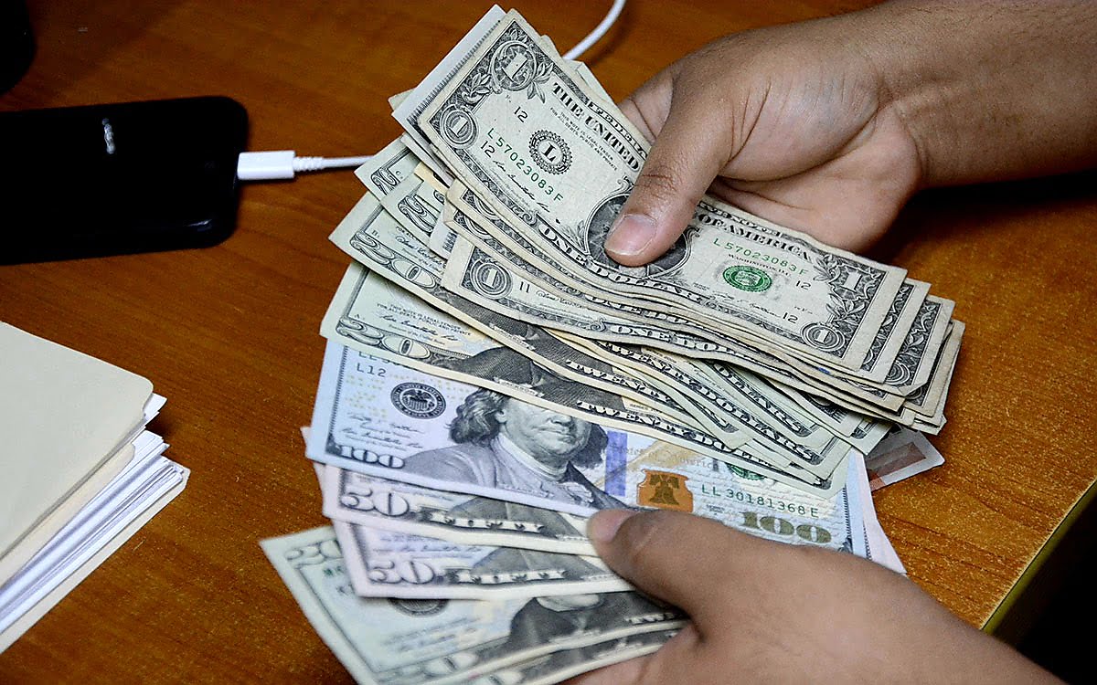 Mercado informal de divisas en Cuba vende hoy el dólar a 180 pesos Mercado informal de divisas en Cuba vende hoy el dólar a 180 pesos