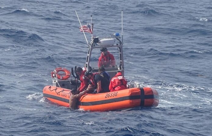 Guardia costera de EEUU rescatando a un balsero cubano en medio de un naufragio.